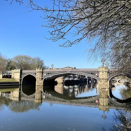 Loveyork Priory - With Parking Apartment *