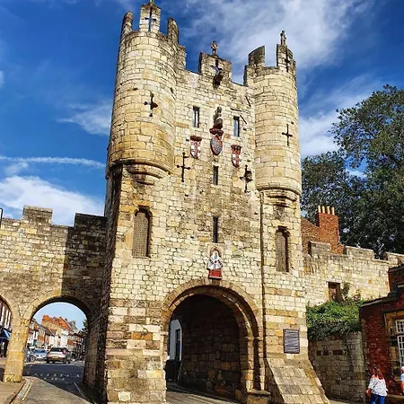 Loveyork Priory - With Parking *