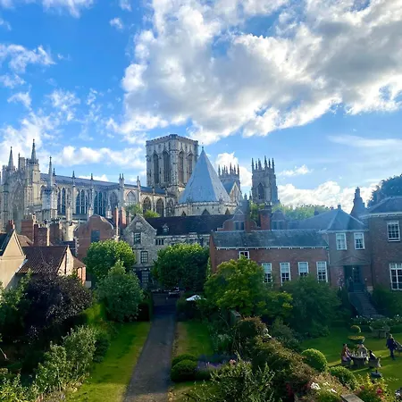 Loveyork Priory - With Parking *