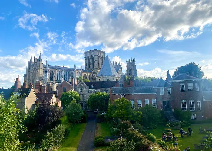 Loveyork Priory - With Parking *